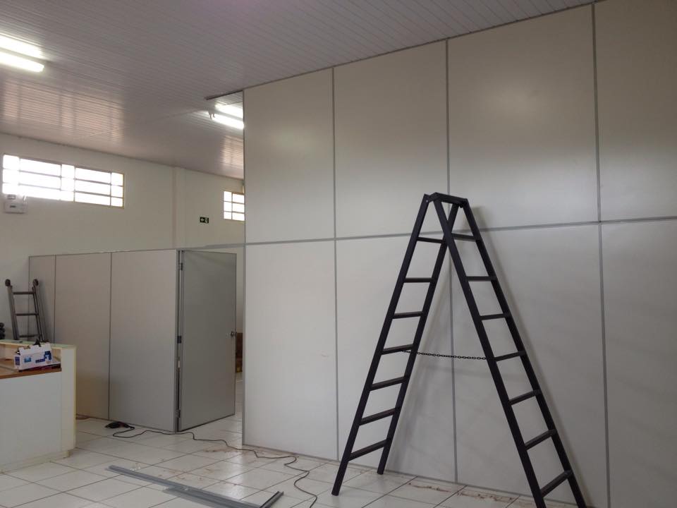 Divisórias para ambientes Divisórias modulares instaladas em ambiente comercial