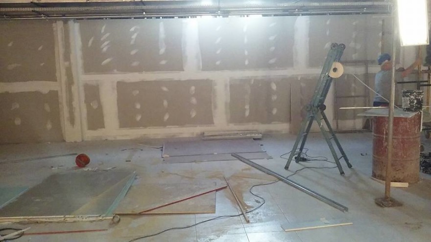 Gesso Acartonado Parede de gesso acartonado em fase de instalação