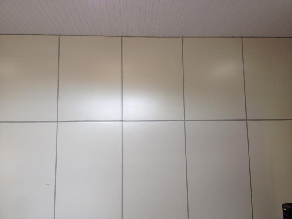 Divisórias modulares instaladas em ambiente comercial