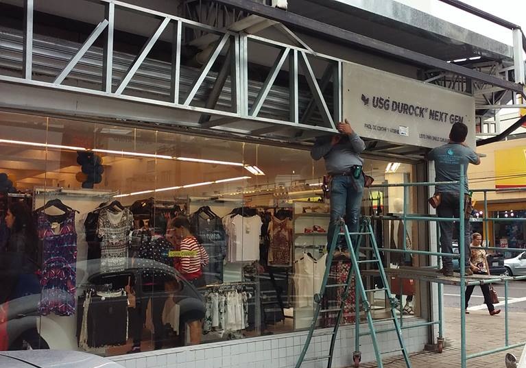 Steel Framing Montagem de estrutura metálica em fachada comercial